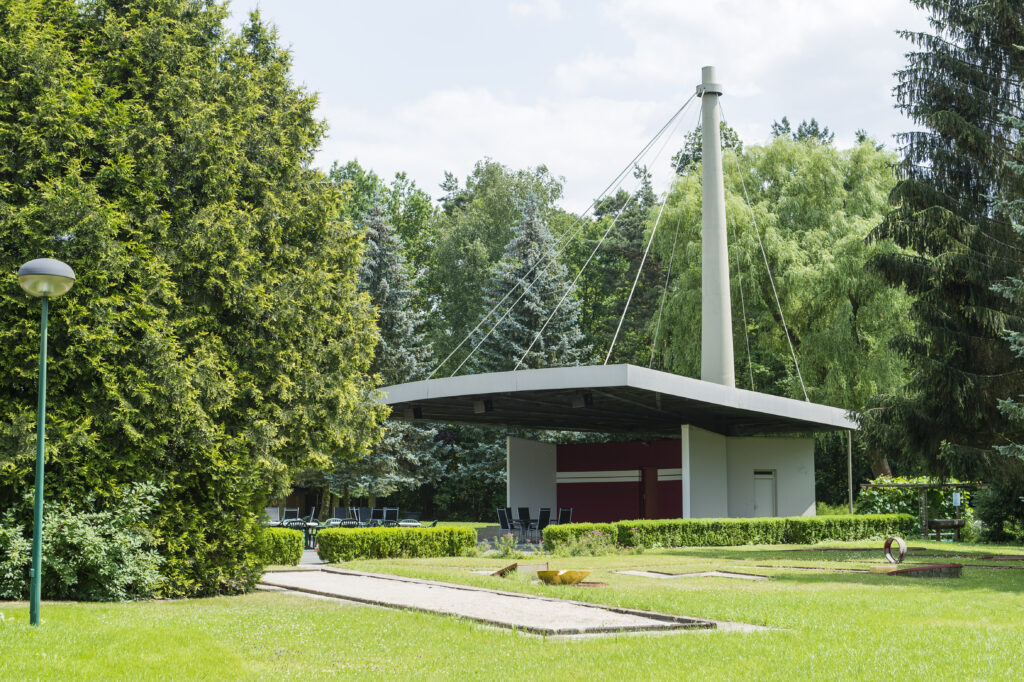 Der Premium Park des Wohnstifts am Tiergarten liegt in wundervollem Grün mit Minigolf-Platz